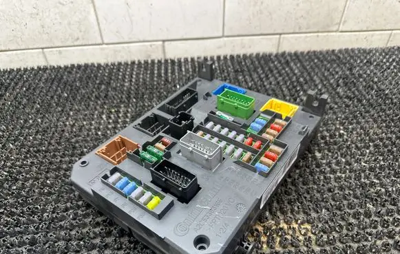 Citroen DS5 Fuse module 9664992380