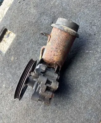 Toyota Yaris Power steering pump 