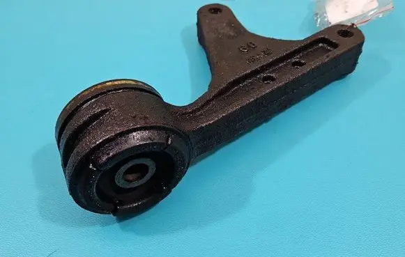 Engine mount vacuum valve