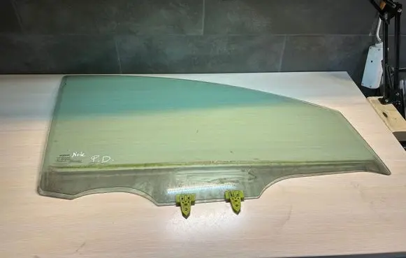 Nissan Note (E11) Front door window glass four-door 43R000464