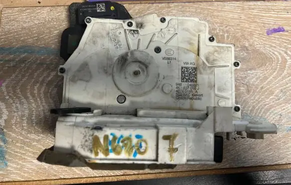 Audi A6 S6 C4 4A Front door lock 4K1837016J