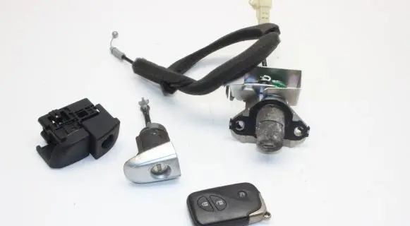 Lexus GS 300 350 430 450H Front door lock (next to the handle) 