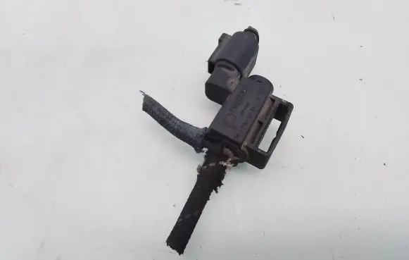 Volkswagen PASSAT B6 Vacuum valve 037906283C