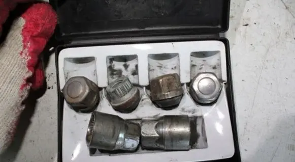 Hyundai Coupe Wheel nut cap/cover 