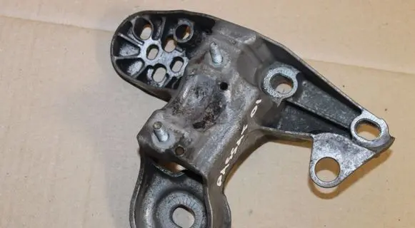 Volkswagen PASSAT B5.5 Engine mounting bracket 8E0199351