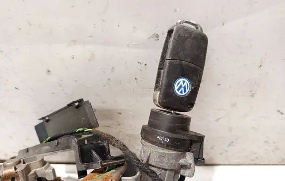Volkswagen Polo IV 9N3 Ignition lock 4b0905851d