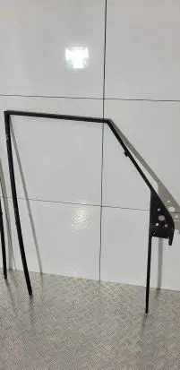 Land Rover Discovery Front door window/glass frame 