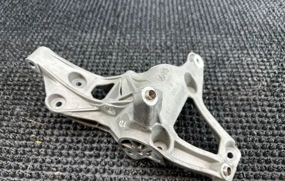 BMW 1 F20 F21 Engine mounting bracket 7603346
