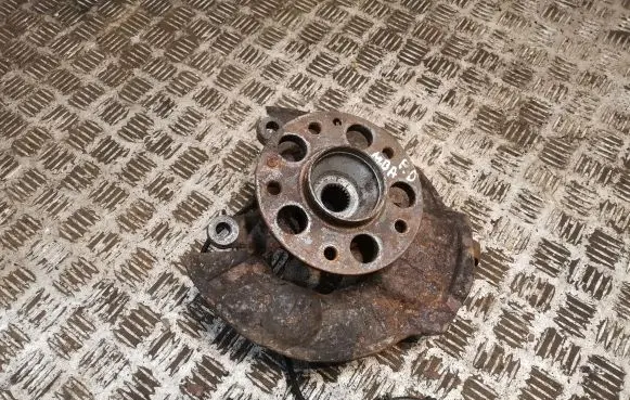 Mercedes-Benz A W168 Front wheel hub 1683301720 A1683301720