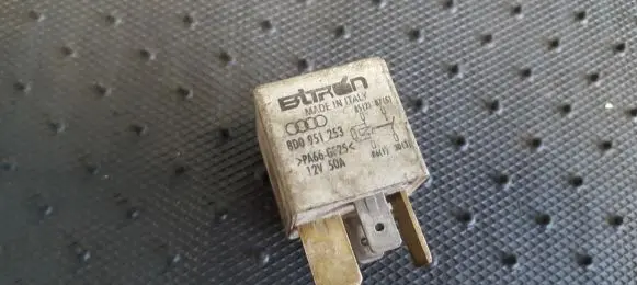 Volkswagen PASSAT B5 Other relay 8D0951253