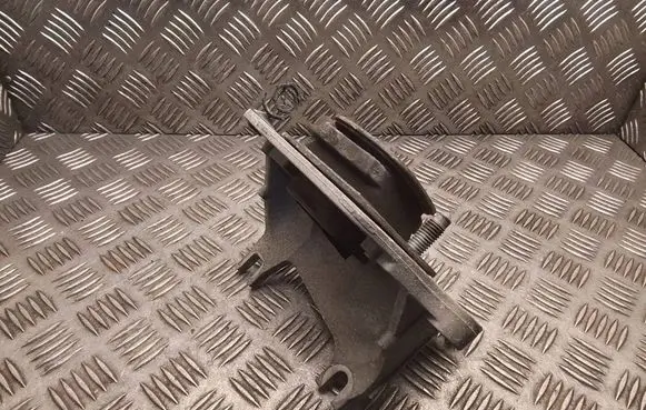 Opel Vivaro Gearbox mounting bracket 112228161R