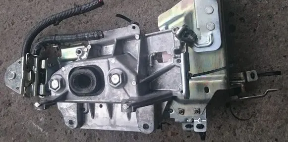 Nissan Juke I F15 Engine mount bracket 038122