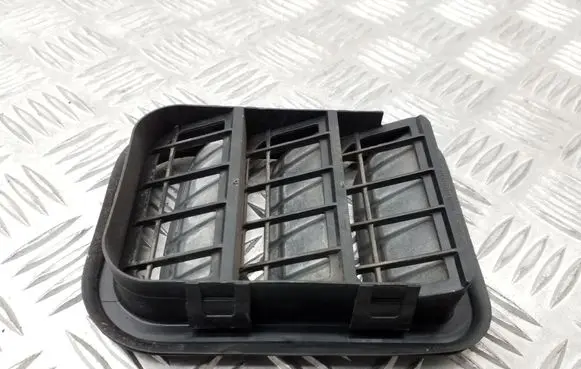 Quarter panel pressure vent
