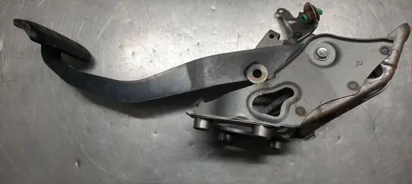 Toyota Prius+ (ZVW40) Brake pedal 8951047050