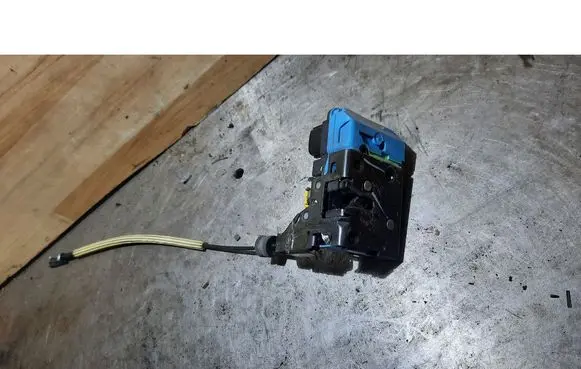 Volvo V70 Front door lock