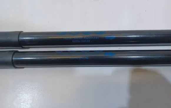 Lexus LBX Shock absorber/damper mounting bracket 