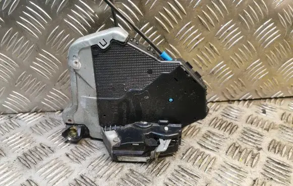 Lexus IS 220D-250-350 Front door lock 6903053080