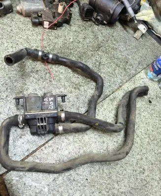 BMW 5 E39 Coolant heater control valve 1147412137 8374995