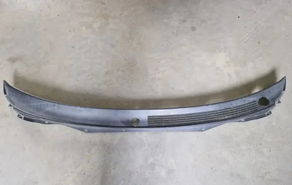 Mitsubishi Pajero Sport I Wiper trim MR221996
