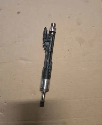 BMW X3 F25 Fuel injector 7597870