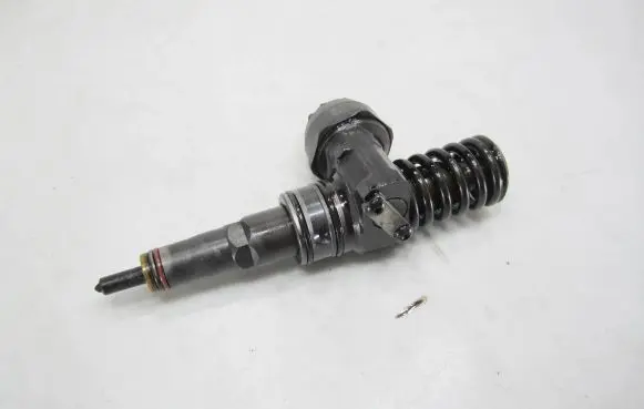Volkswagen Golf V Fuel injector 038130073AK