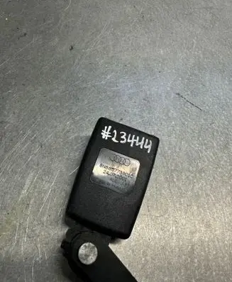 Middle seatbelt buckle (rear)