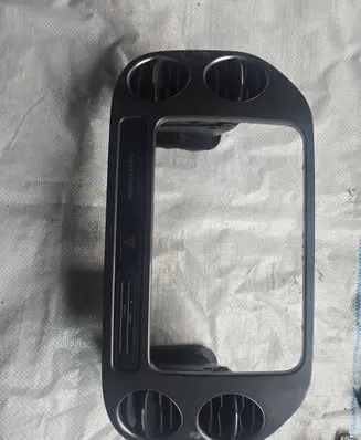 Volkswagen Tiguan Radio/GPS head unit trim 5N0858071D
