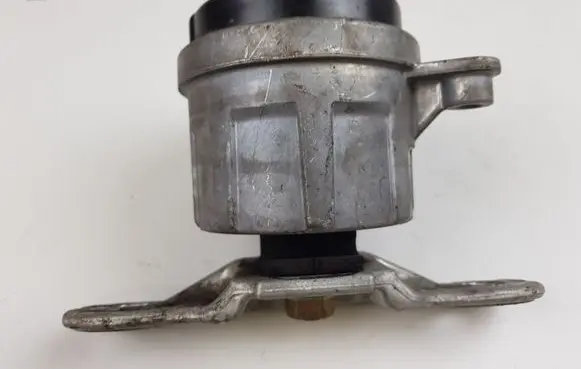 Ford Mondeo Mk III Engine mount bracket 2S716F012AD
