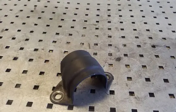 BMW X5 E53 Sway bar bush bracket, front 