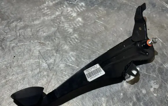 Peugeot 308 Brake pedal