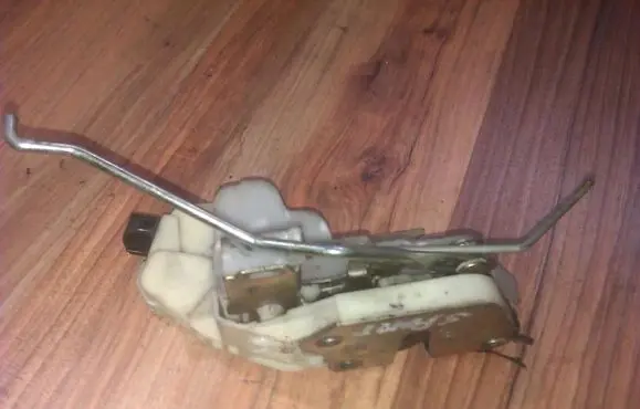 Mitsubishi Pajero Front door lock