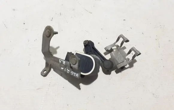 Mercedes-Benz GLC C253 Rear air suspension level height sensor A0009053704