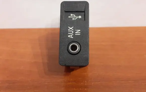 BMW X5 E70 AUX in-socket connector 6131912965202 11450