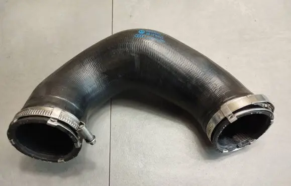 Audi Q7 4L Intercooler hose/pipe 7L6145972E
