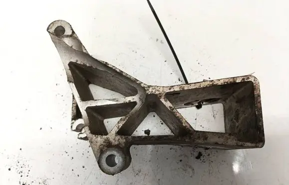 Engine mounting bracket