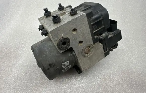 Volkswagen PASSAT B5 ABS Pump 8E0614111 0265216411