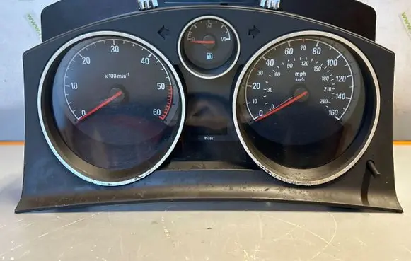 Opel Zafira B Speedometer (instrument cluster) 13267561 SW7655