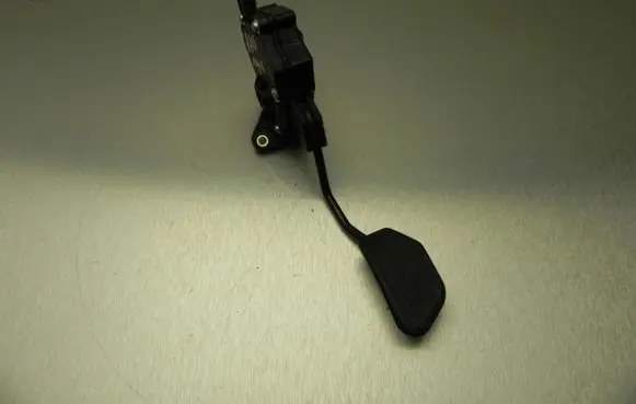 Toyota RAV 4 (XA40) Accelerator throttle pedal 7811042050 I7112