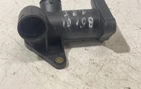 Volkswagen PASSAT B5 Engine coolant pipe/hose 058121133B