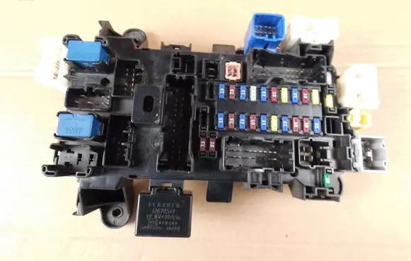 Suzuki Grand Vitara II Relay mounting block 64J2 3861084F21