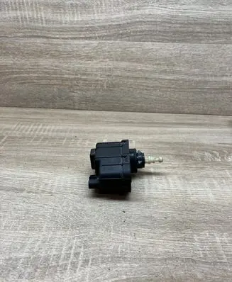 Opel Omega B1 Headlight level adjustment motor 90457812 00437514