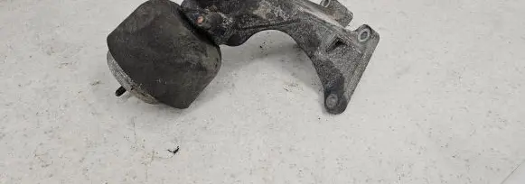 Volkswagen PASSAT B5.5 Engine mount bracket 3b0199308