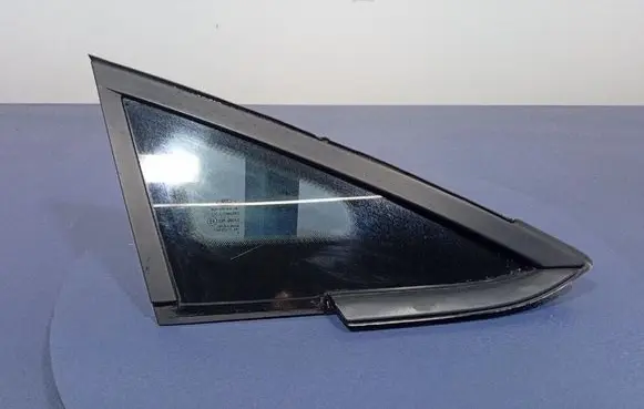 Ford Fiesta Front door vent window glass four-door 8A61A29710A