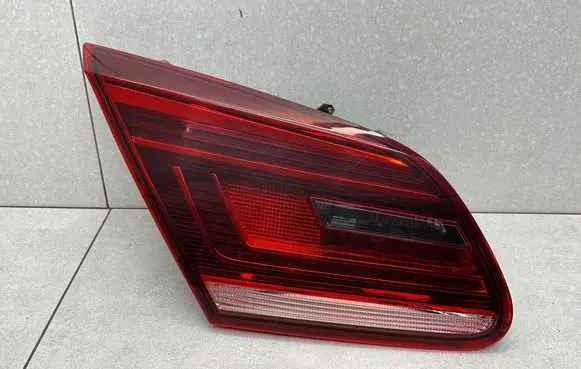 Tailgate rear/tail lights