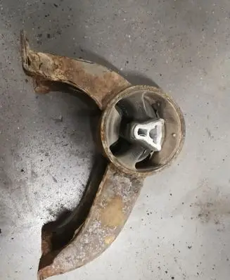 Chrysler Town & Country V Engine mount bracket