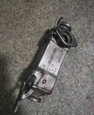 BMW 5 E39 EGR valve cooler 7787404 74912 10229