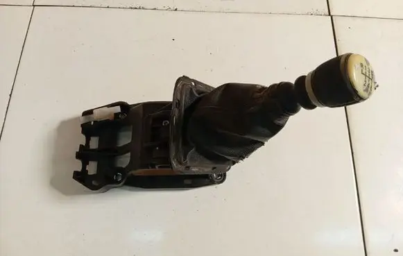 Toyota Avensis T250 Gear shifter/selector 335300509