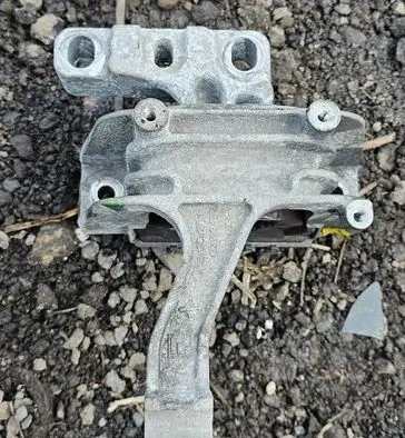 Volkswagen PASSAT B8 Engine mount vacuum valve brak