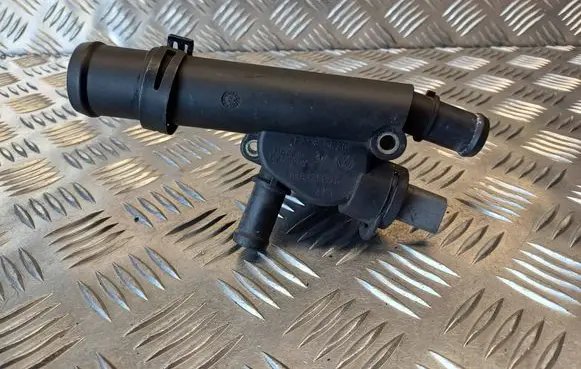 Volkswagen Golf V Engine coolant pipe/hose 038121132D