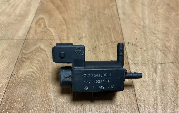 BMW 5 E39 Turbo solenoid valve 72234100 1742712 02T151